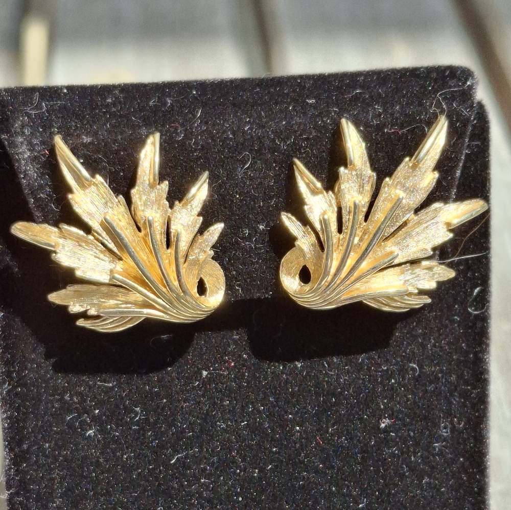 Trifari Vintage Gold Leaf Or Flame-like Clip Earrings